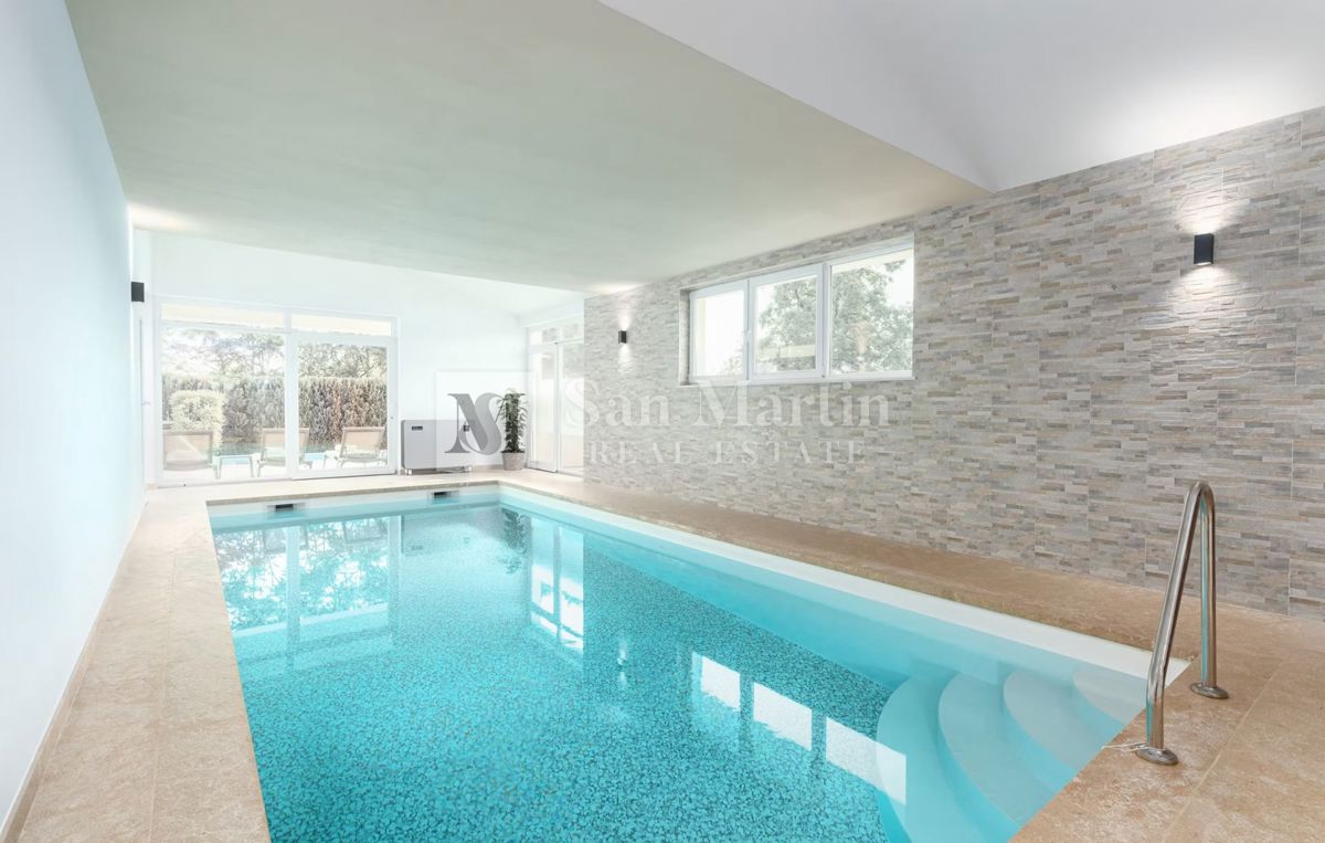 Moderna hiša z dvema bazenoma in wellnessom