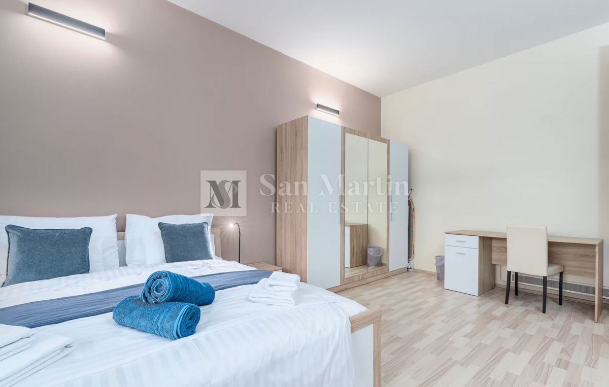 Moderna hiša z dvema bazenoma in wellnessom