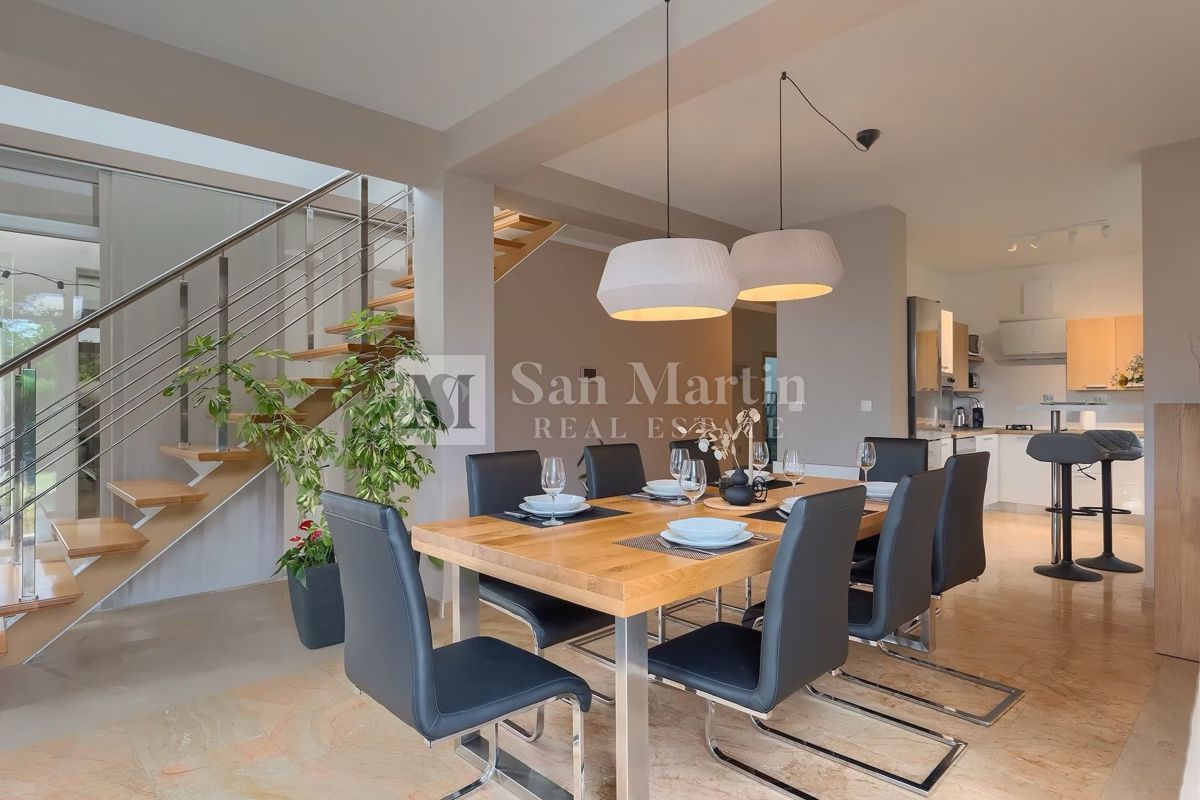 Moderna hiša z dvema bazenoma in wellnessom