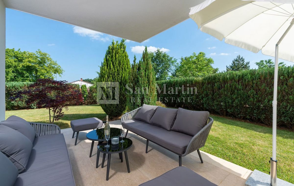 Moderna hiša z dvema bazenoma in wellnessom