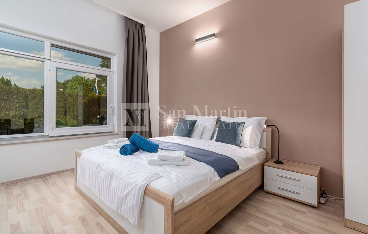 Moderna hiša z dvema bazenoma in wellnessom