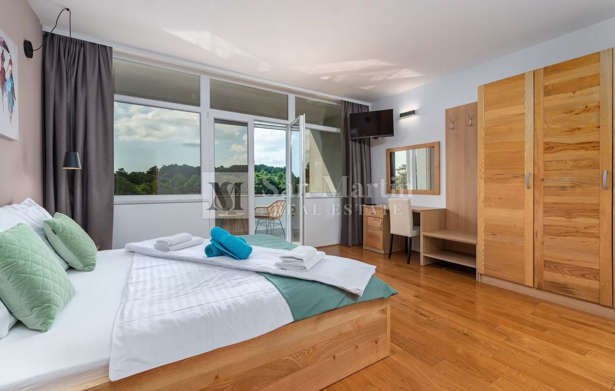 Moderna hiša z dvema bazenoma in wellnessom