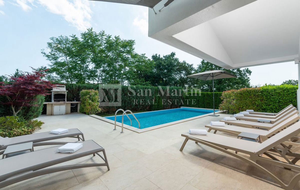 Moderna hiša z dvema bazenoma in wellnessom