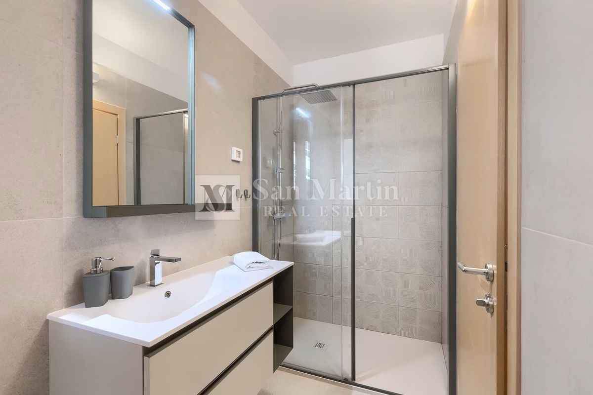 Moderna hiša z dvema bazenoma in wellnessom