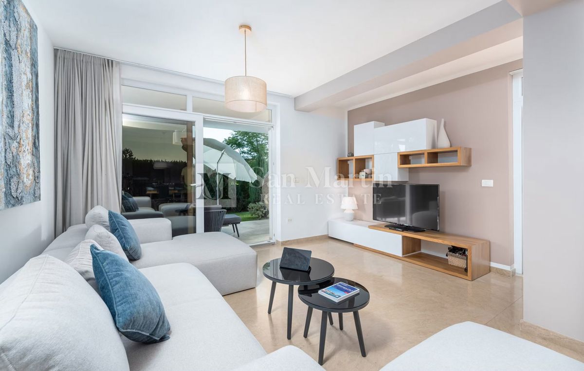 Moderna hiša z dvema bazenoma in wellnessom