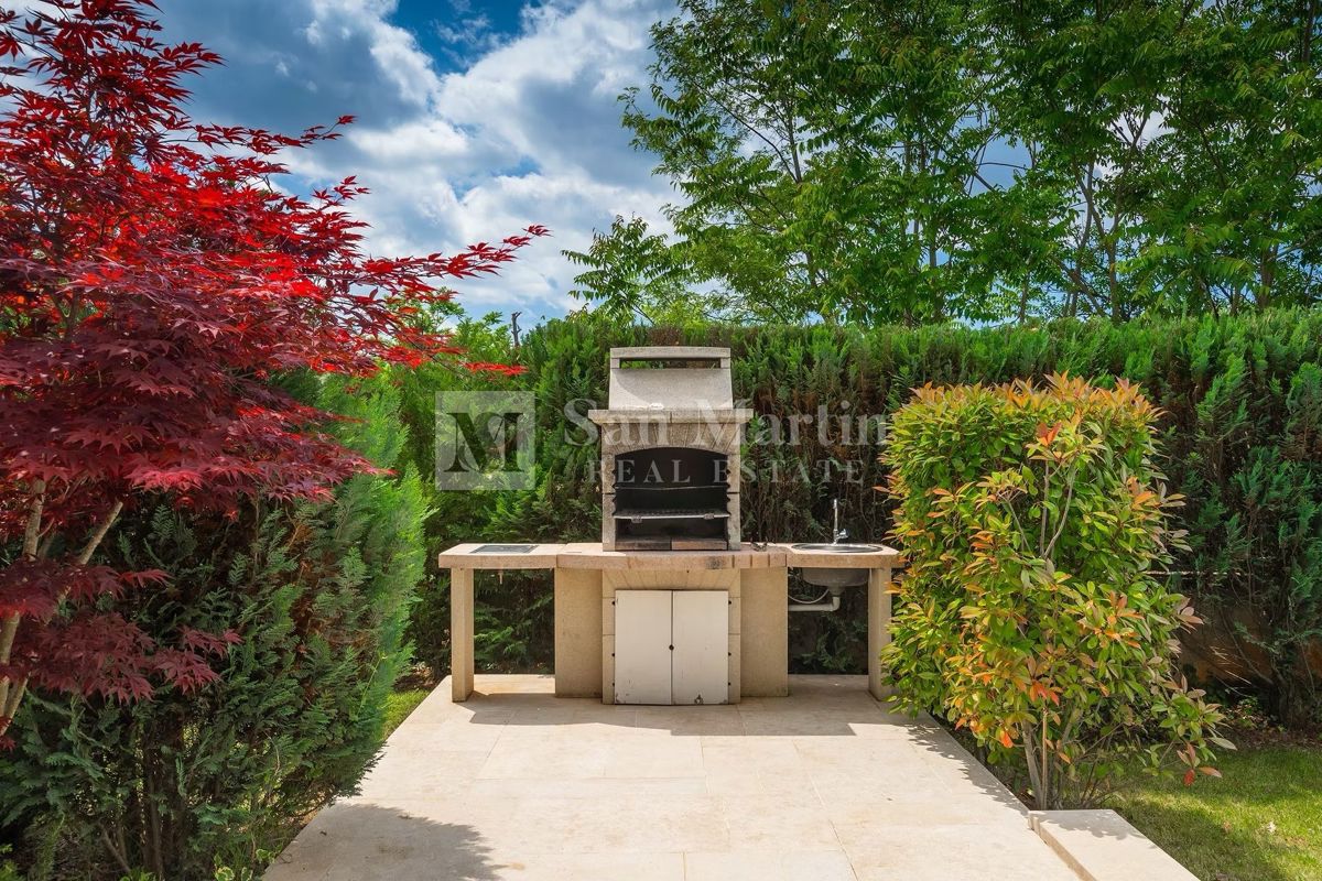 Moderna hiša z dvema bazenoma in wellnessom