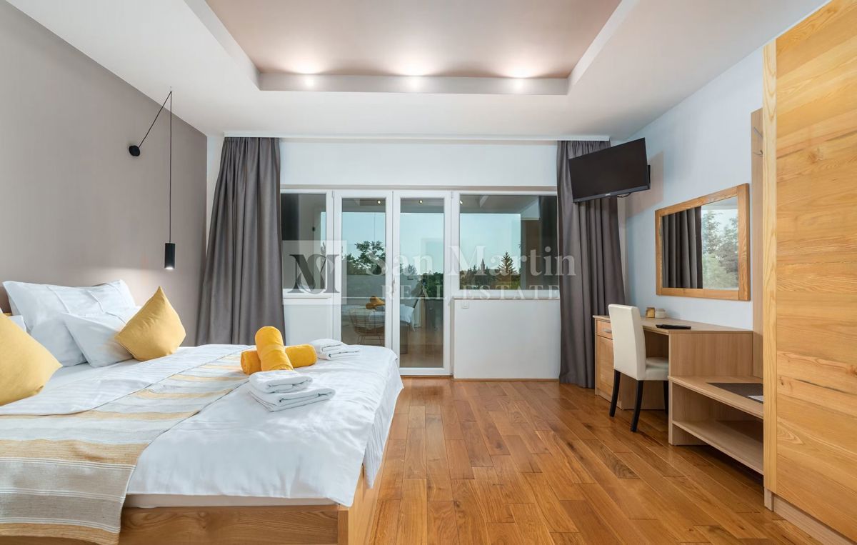 Moderna hiša z dvema bazenoma in wellnessom