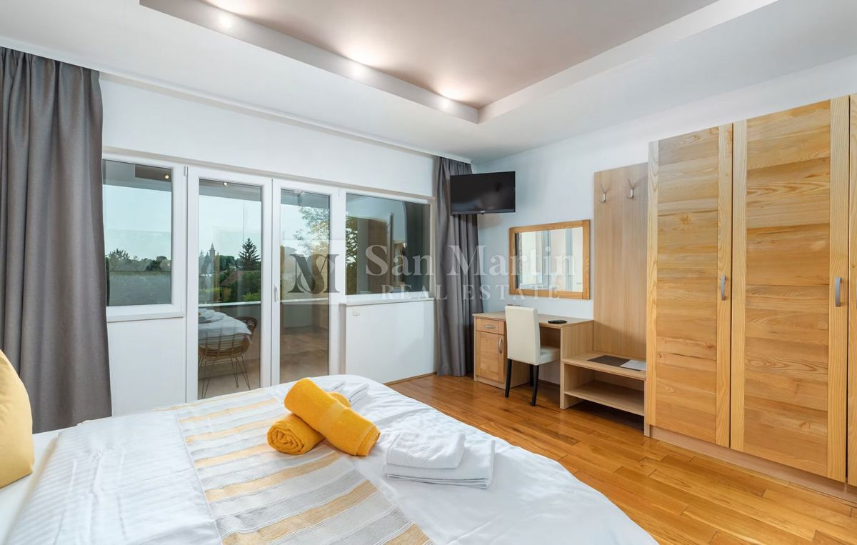 Moderna hiša z dvema bazenoma in wellnessom