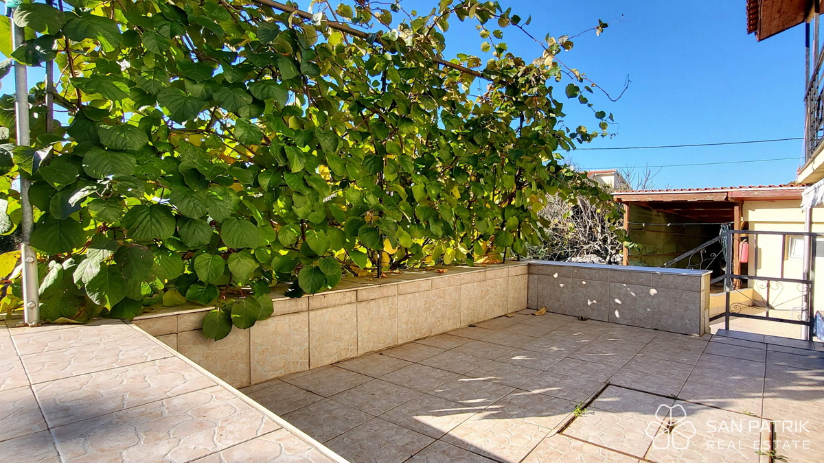 Krk: 4-sobna družinska hiša s pogledom na morje, dvorišče