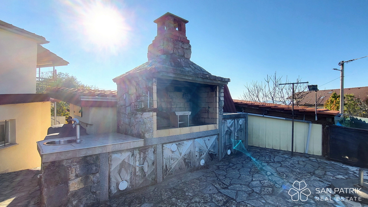 Krk: 4-sobna družinska hiša s pogledom na morje, dvorišče