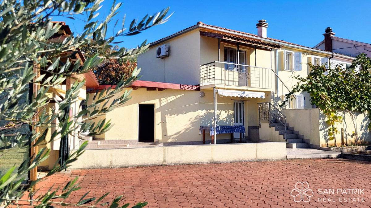 Krk: 4-sobna družinska hiša s pogledom na morje, dvorišče