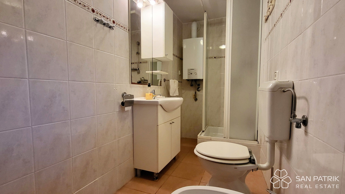 Krk: 4-sobna družinska hiša s pogledom na morje, dvorišče