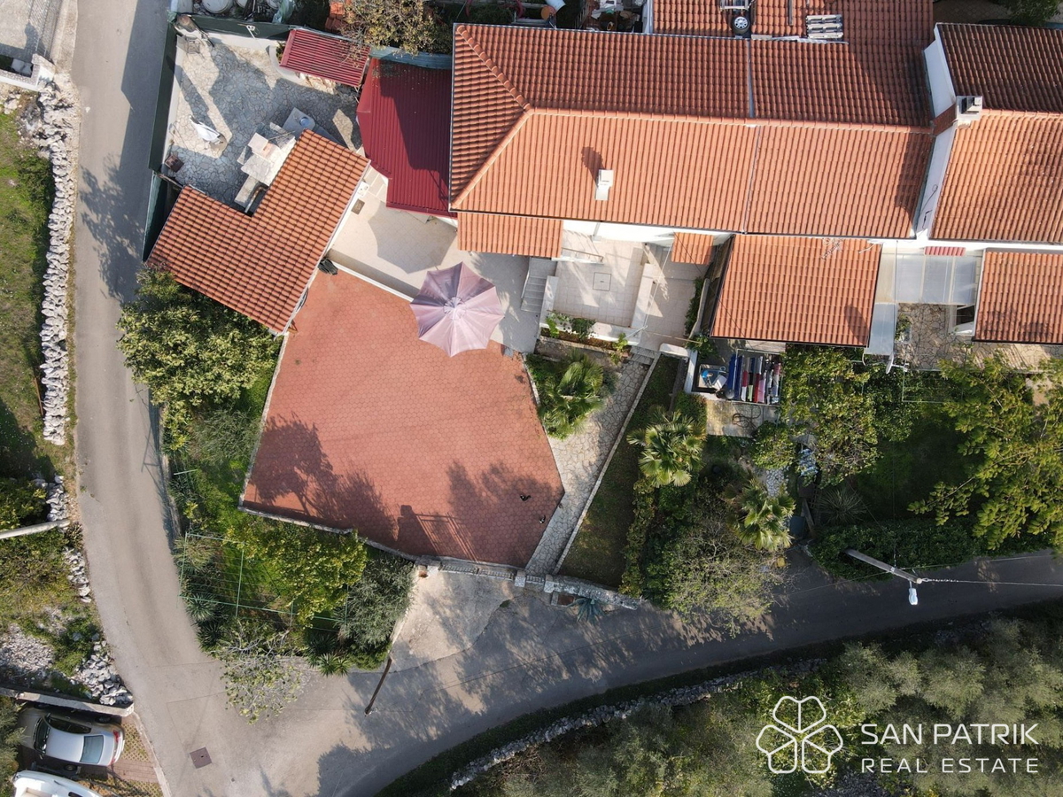 Krk: 4-sobna družinska hiša s pogledom na morje, dvorišče