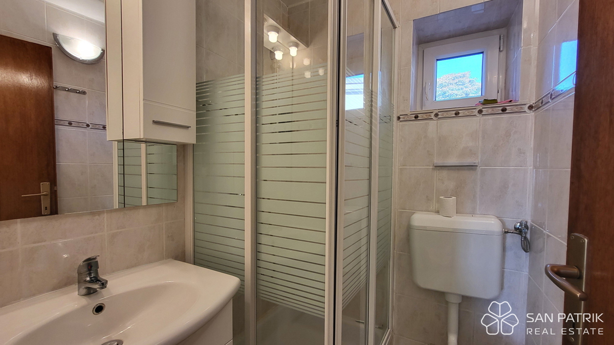 Krk: 4-sobna družinska hiša s pogledom na morje, dvorišče