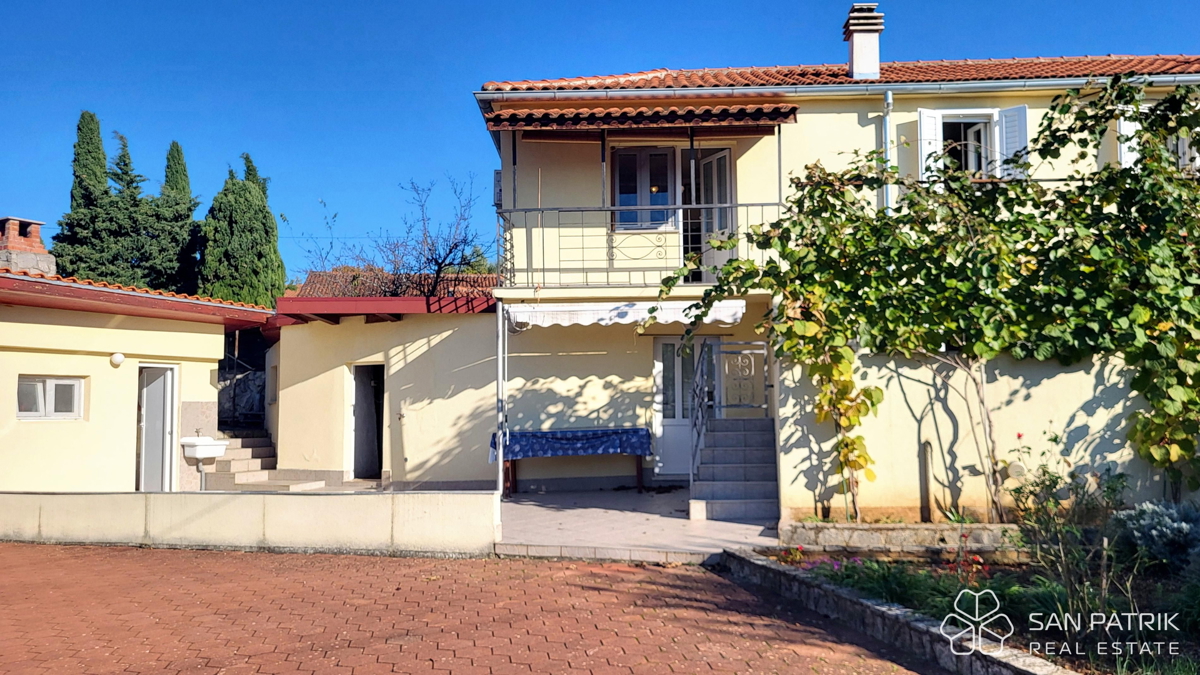 Krk: 4-sobna družinska hiša s pogledom na morje, dvorišče