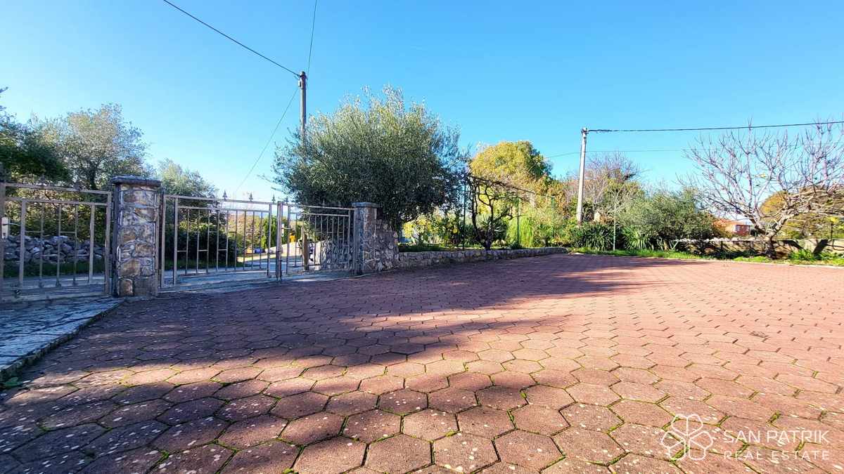 Krk: 4-sobna družinska hiša s pogledom na morje, dvorišče