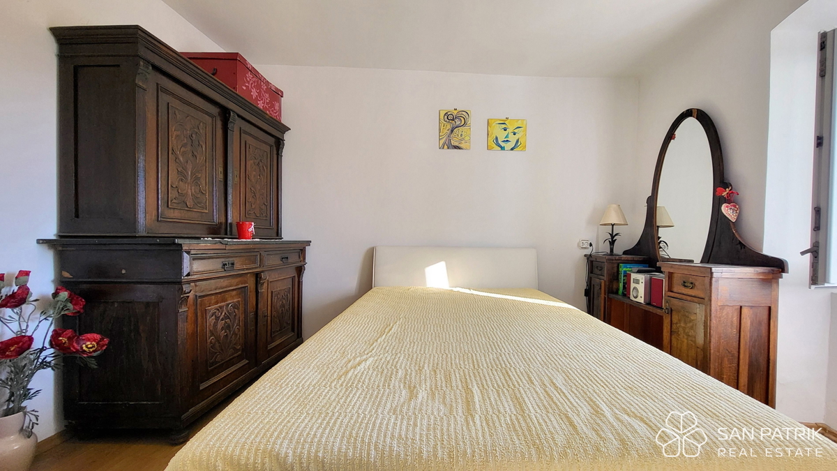 Krk: 4-sobna družinska hiša s pogledom na morje, dvorišče