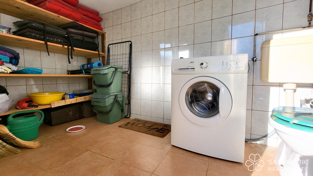 Krk: 4-sobna družinska hiša s pogledom na morje, dvorišče