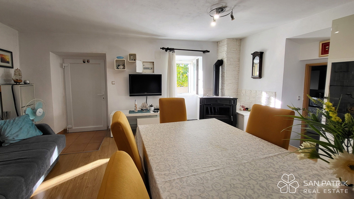 Krk: 4-sobna družinska hiša s pogledom na morje, dvorišče