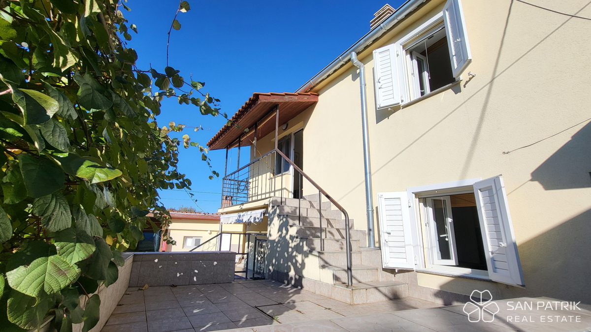 Krk: 4-sobna družinska hiša s pogledom na morje, dvorišče