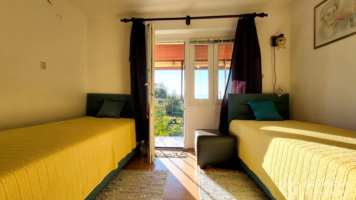 Krk: 4-sobna družinska hiša s pogledom na morje, dvorišče