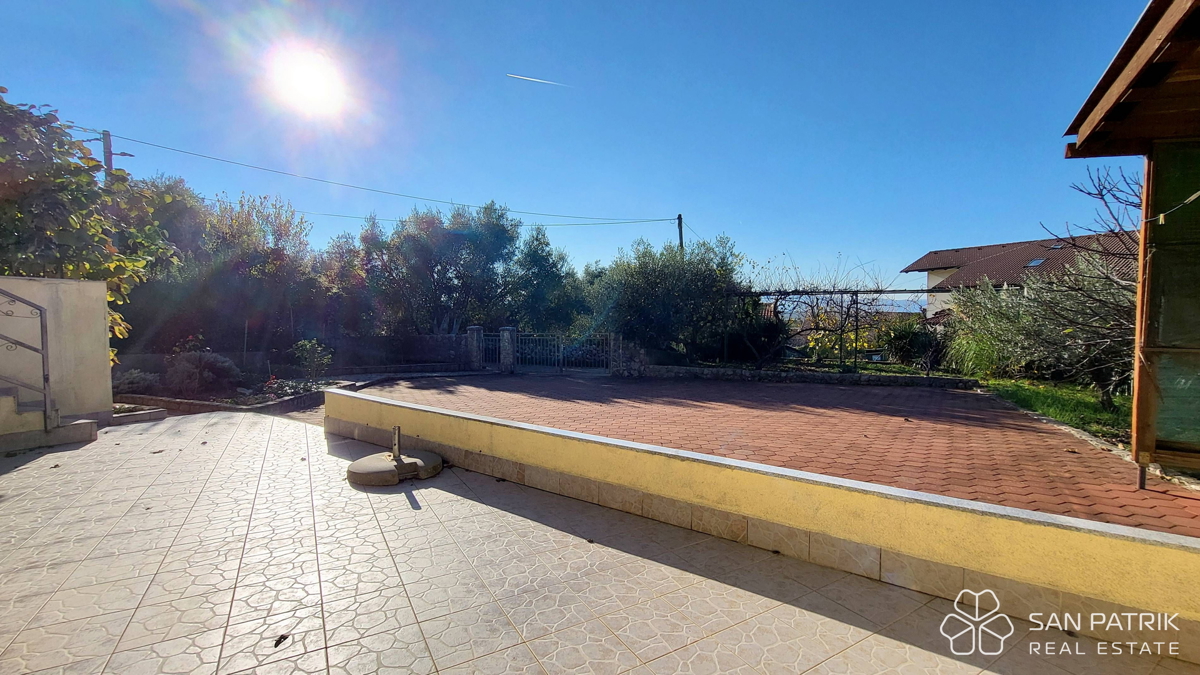 Krk: 4-sobna družinska hiša s pogledom na morje, dvorišče