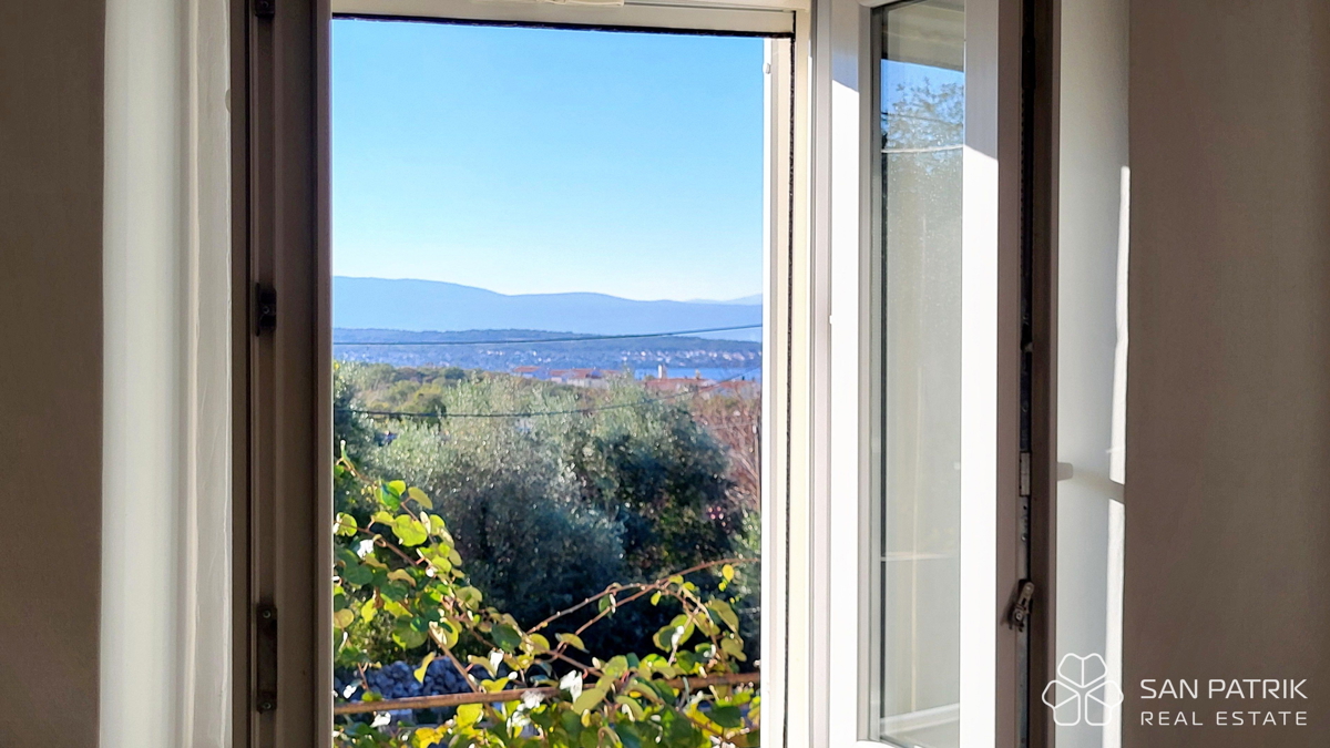 Krk: 4-sobna družinska hiša s pogledom na morje, dvorišče