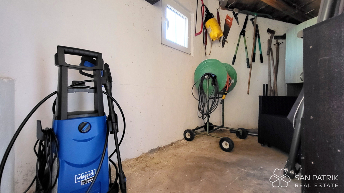 Krk: 4-sobna družinska hiša s pogledom na morje, dvorišče