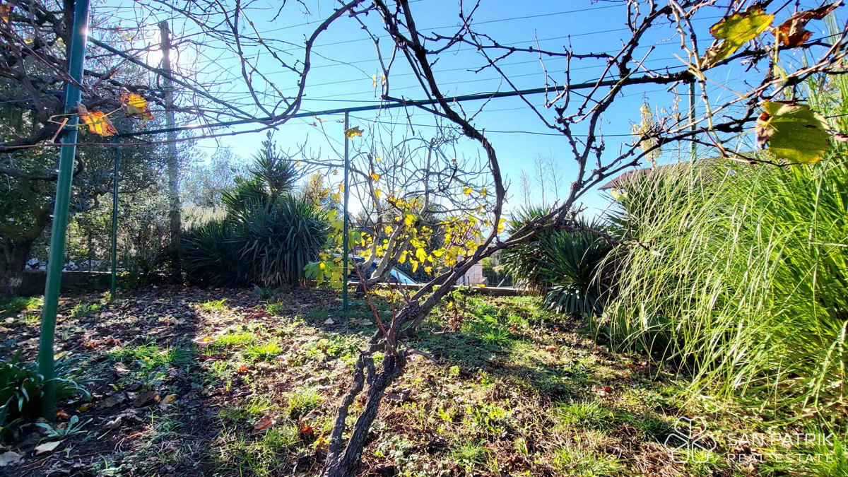 Krk: 4-sobna družinska hiša s pogledom na morje, dvorišče