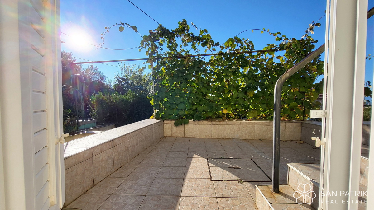 Krk: 4-sobna družinska hiša s pogledom na morje, dvorišče