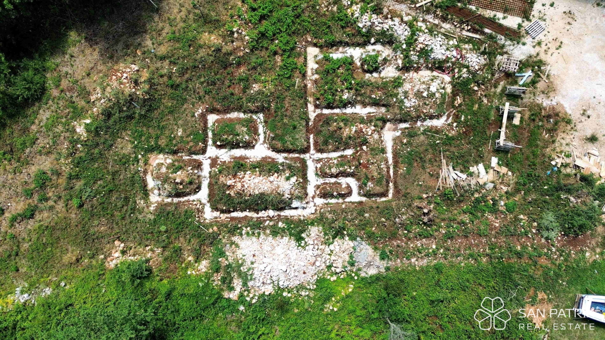 Gradbno zemljišče (1.180 m²) s projektom v bližini Labina