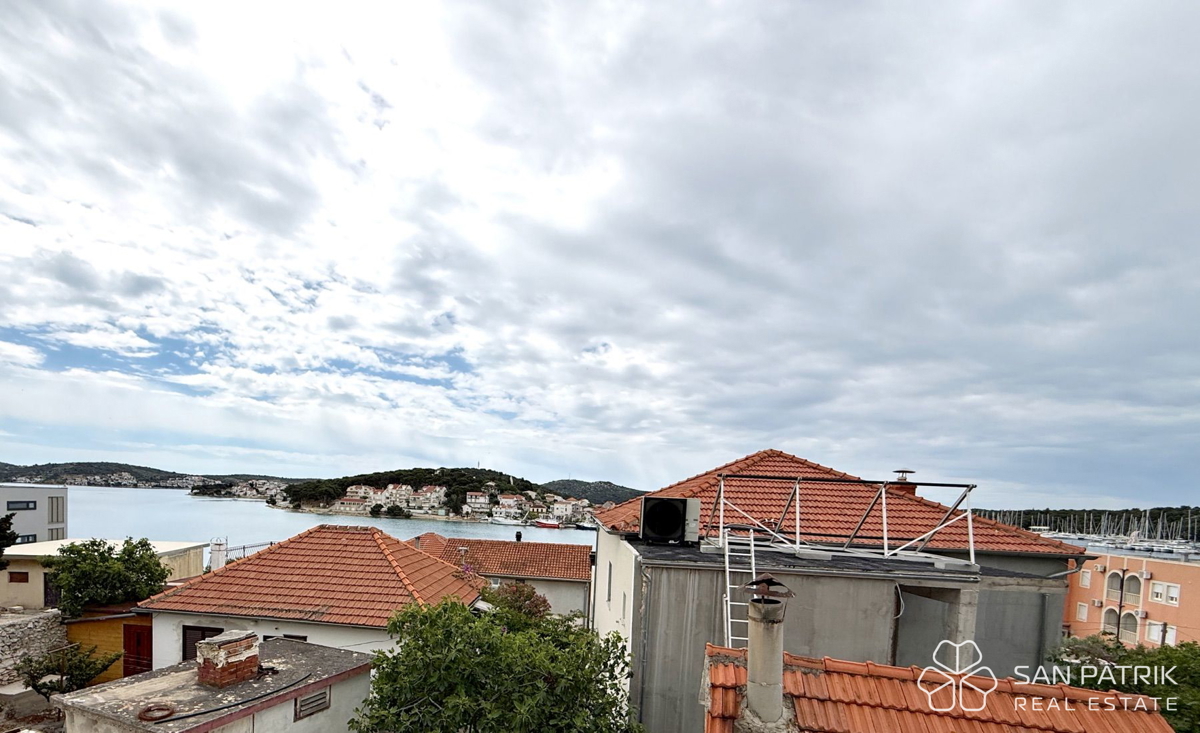 ROGOZNICA – NOVOGRADNJA V CENTRU, 70m OD MORJA – PANORAMSKI RAZGLED