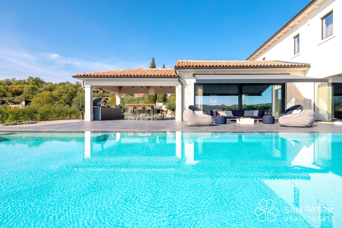 LUKSUZNA DIZAJNERSKA VILA Z BAZENOM IN TENIŠKIM IGRIŠČEM – MOTOVUN