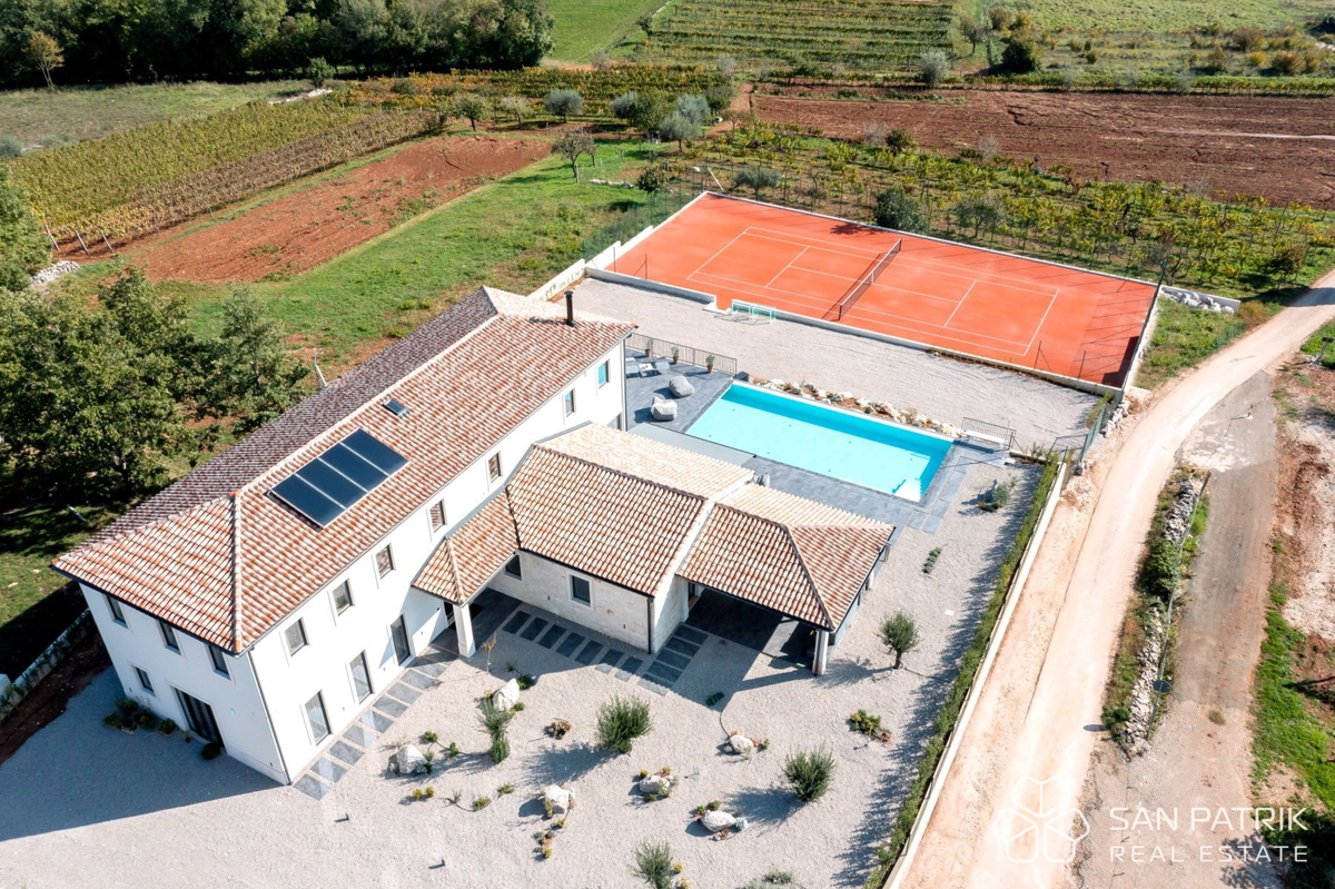 LUKSUZNA DIZAJNERSKA VILA Z BAZENOM IN TENIŠKIM IGRIŠČEM – MOTOVUN