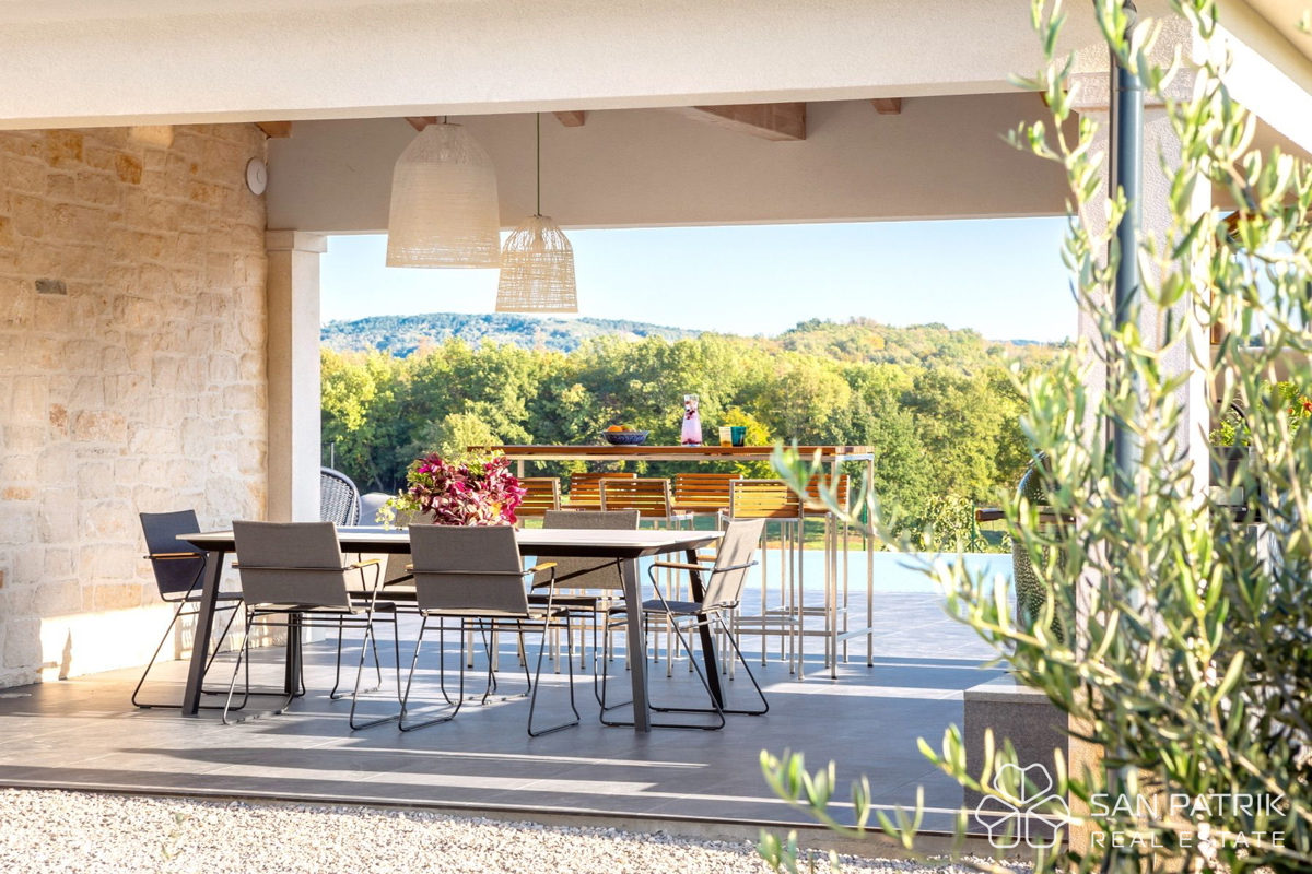 LUKSUZNA DIZAJNERSKA VILA Z BAZENOM IN TENIŠKIM IGRIŠČEM – MOTOVUN