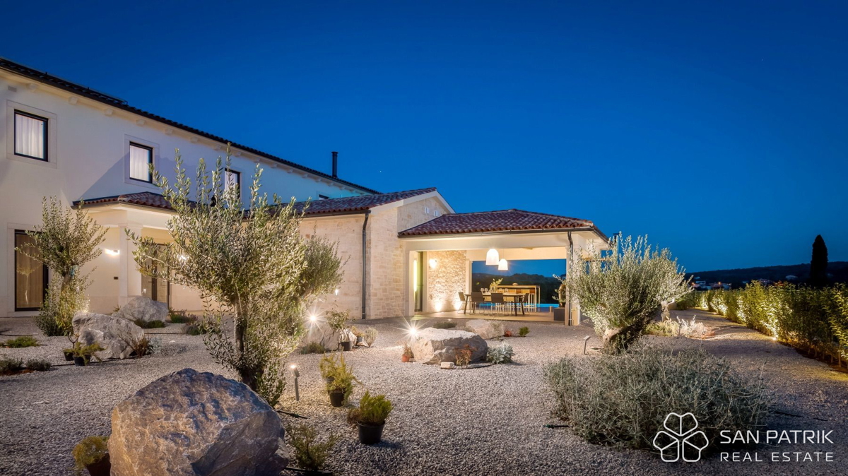 LUKSUZNA DIZAJNERSKA VILA Z BAZENOM IN TENIŠKIM IGRIŠČEM – MOTOVUN