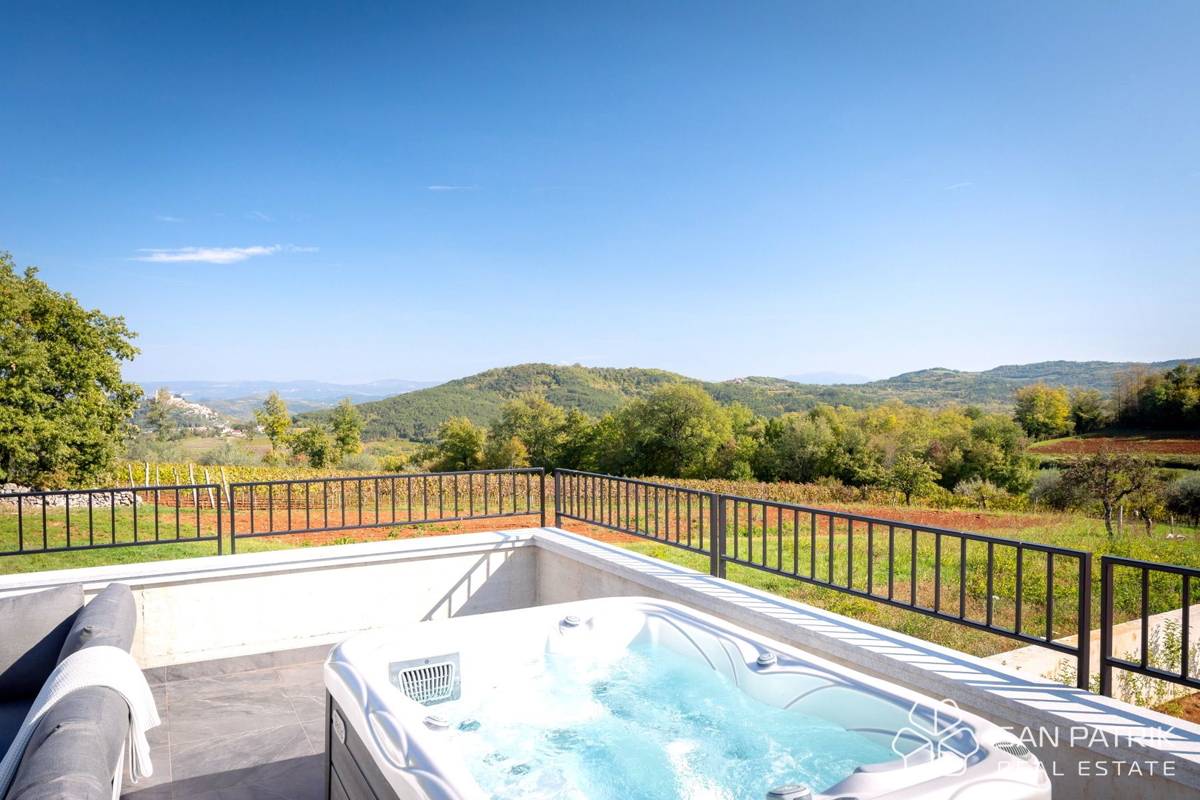 LUKSUZNA DIZAJNERSKA VILA Z BAZENOM IN TENIŠKIM IGRIŠČEM – MOTOVUN