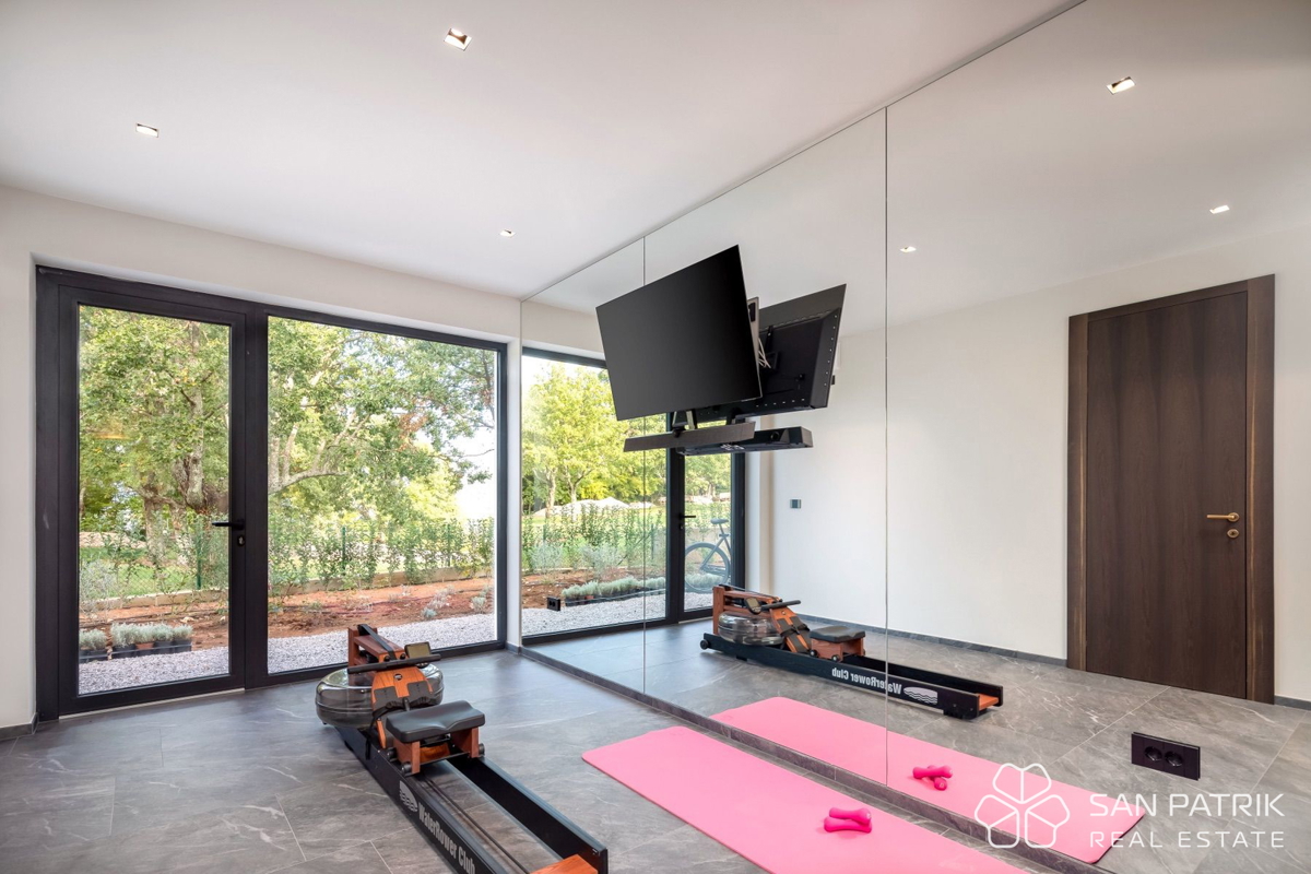 LUKSUZNA DIZAJNERSKA VILA Z BAZENOM IN TENIŠKIM IGRIŠČEM – MOTOVUN