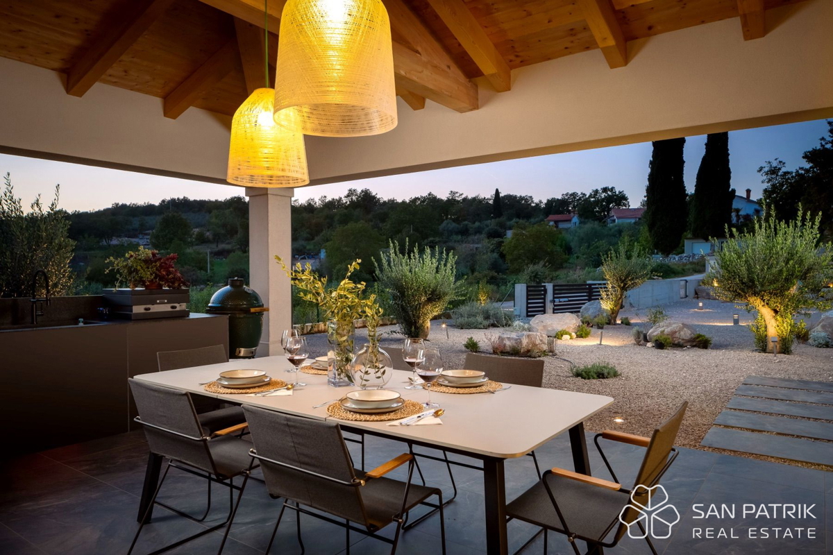 LUKSUZNA DIZAJNERSKA VILA Z BAZENOM IN TENIŠKIM IGRIŠČEM – MOTOVUN