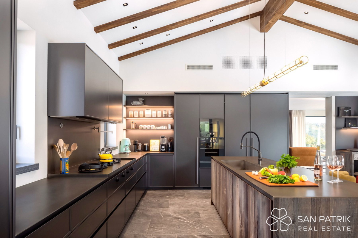 LUKSUZNA DIZAJNERSKA VILA Z BAZENOM IN TENIŠKIM IGRIŠČEM – MOTOVUN