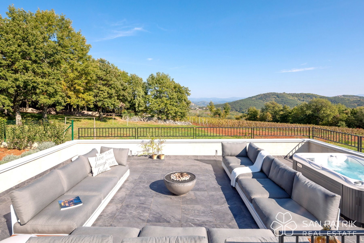 LUKSUZNA DIZAJNERSKA VILA Z BAZENOM IN TENIŠKIM IGRIŠČEM – MOTOVUN