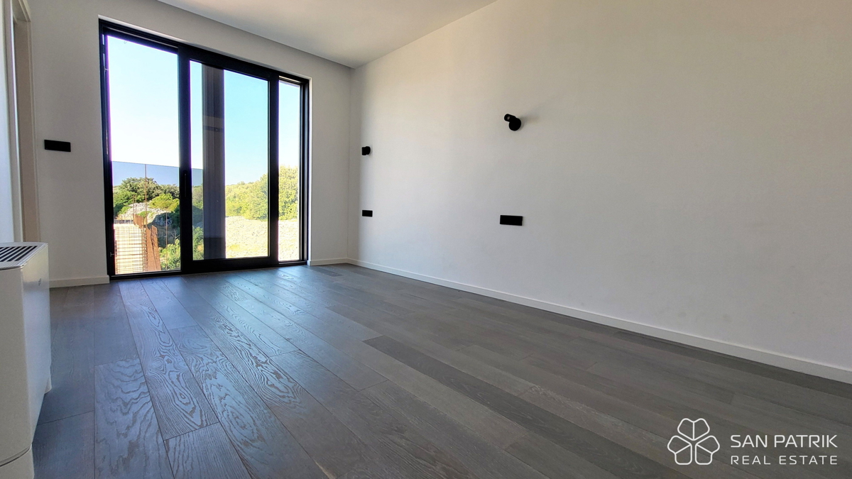 Moderno penthouse stanovanje s strešno teraso in pogledom na morje na otoku Krku