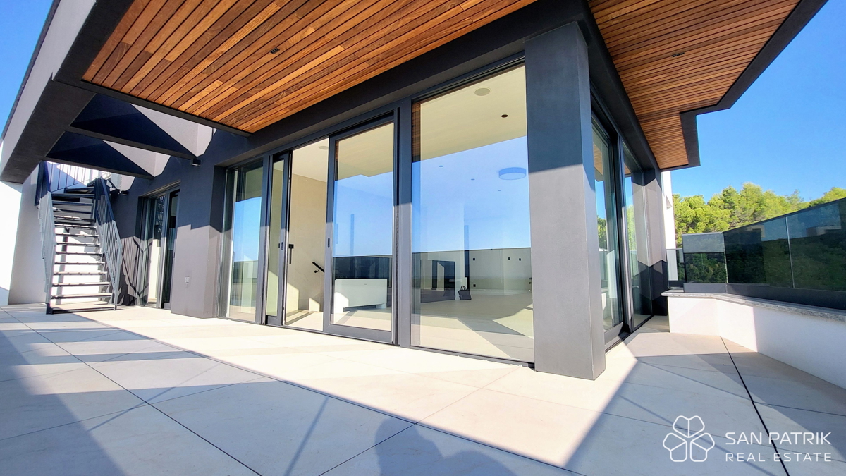 Moderno penthouse stanovanje s strešno teraso in pogledom na morje na otoku Krku