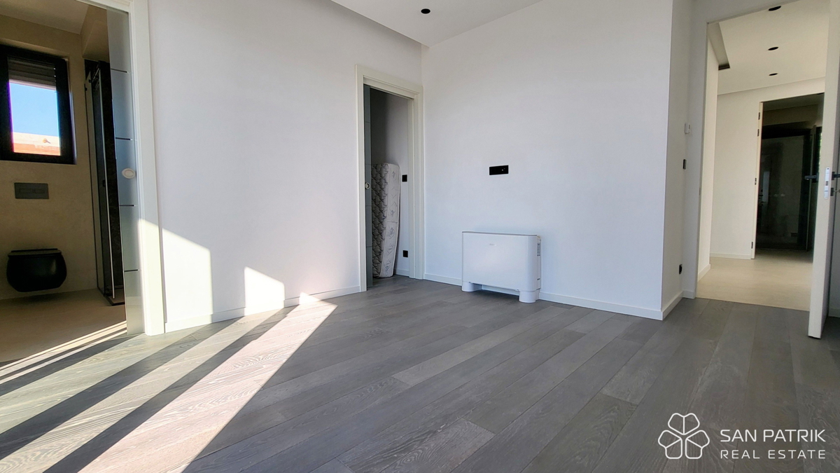 Moderno penthouse stanovanje s strešno teraso in pogledom na morje na otoku Krku