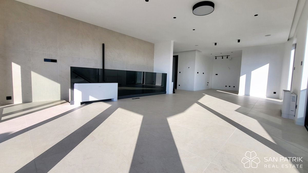 Moderno penthouse stanovanje s strešno teraso in pogledom na morje na otoku Krku