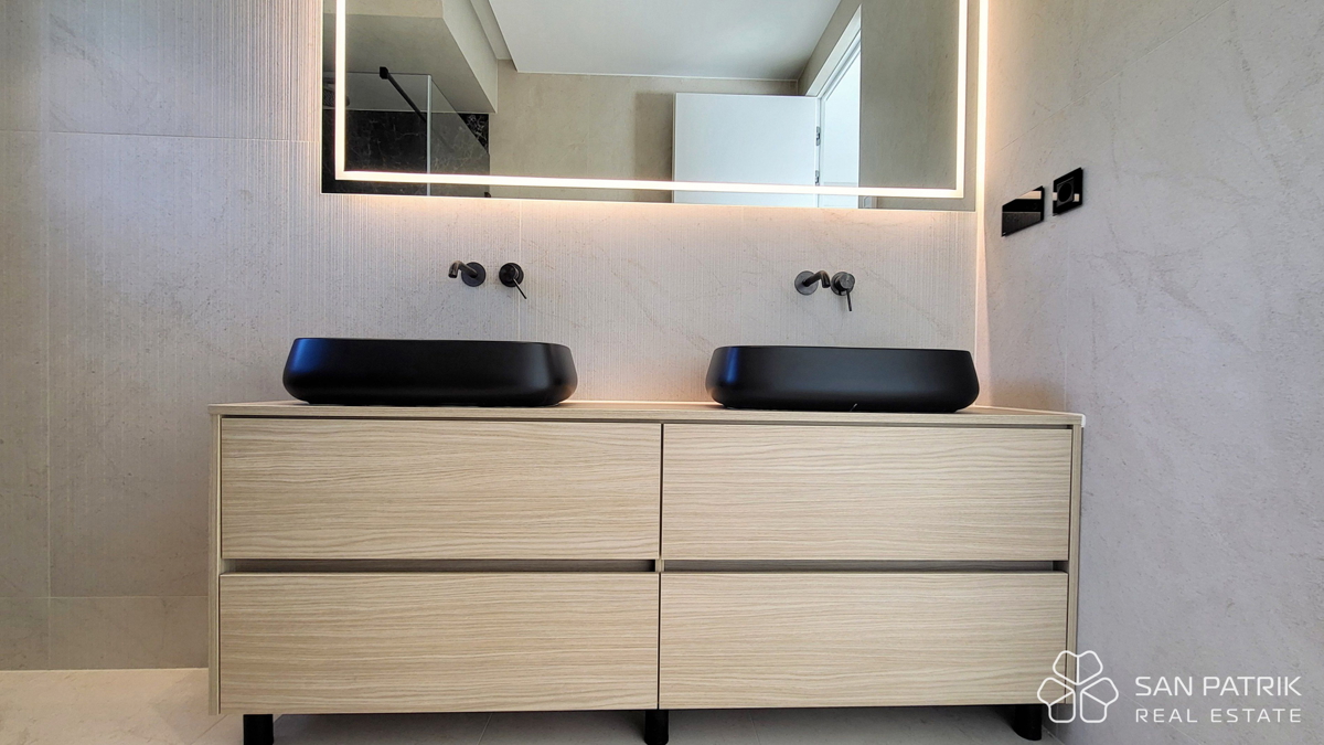 Moderno penthouse stanovanje s strešno teraso in pogledom na morje na otoku Krku