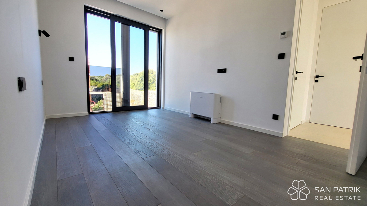 Moderno penthouse stanovanje s strešno teraso in pogledom na morje na otoku Krku