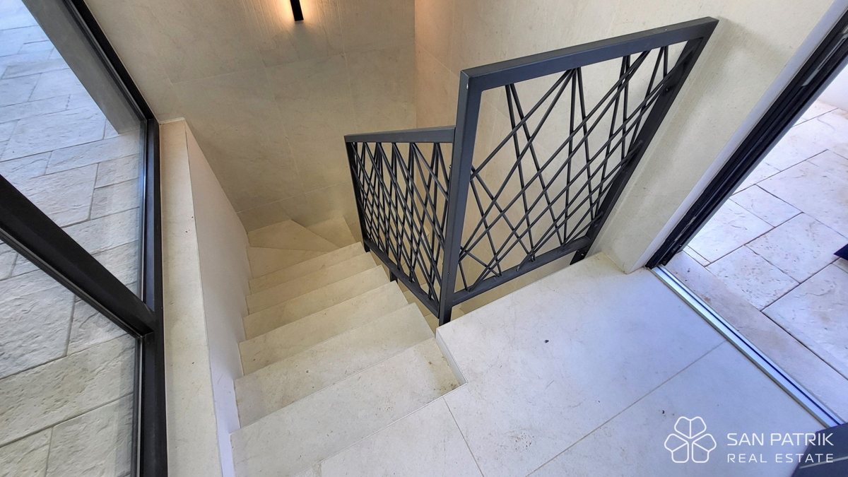 Moderno penthouse stanovanje s strešno teraso in pogledom na morje na otoku Krku