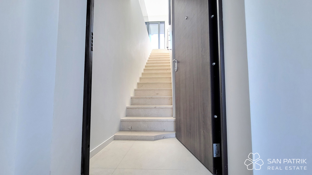 Moderno penthouse stanovanje s strešno teraso in pogledom na morje na otoku Krku