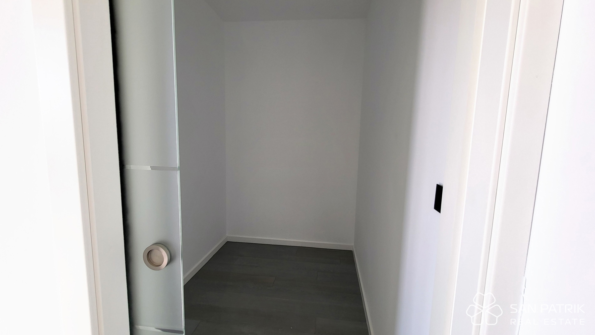 Moderno penthouse stanovanje s strešno teraso in pogledom na morje na otoku Krku